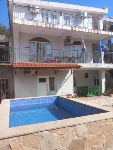 Apartmani Todorović في بار: منزل مع حوض سباحة أمامه