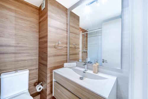 un bagno con un lavandino bianco e un water di Oceana Suite - Frente al Mar a Concón