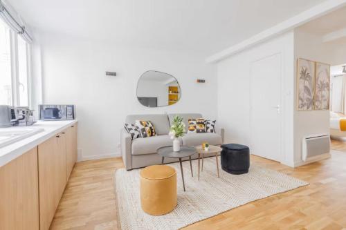 un salon avec un canapé et une table dans l'établissement Suite-appartement 4stars pour 6 à 10 min du Marais, à Paris