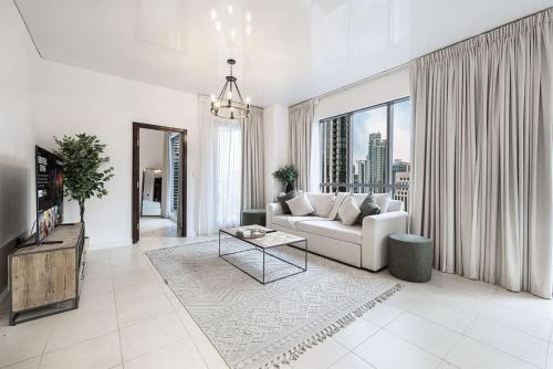 Breathtaking Views & Contemporary Comfort in the Heart of Downtown