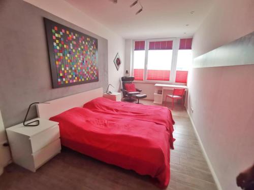 蒂门多弗施特兰德Obj 69 - FeWO Strandläufer 2- bis 4 Personen inkl Strandkorb Top Lage 90 m zum Strand的一间卧室配有红色的床和一张书桌