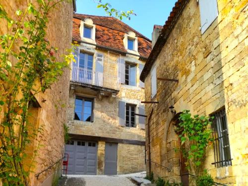 LE TERME maison en pierre dans village tous commerces au coeur du Périgord proche Sarlat et rivière Dordogne