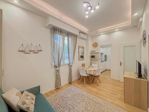 un salon avec un canapé et une table dans l'établissement Marechal Joffre - Wifi, AC, 2 pers, à Nice