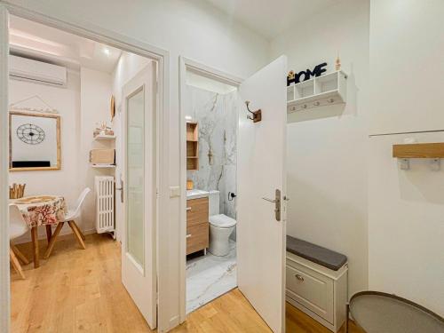 une petite salle de bain avec toilettes et lavabo dans l'établissement Marechal Joffre - Wifi, AC, 2 pers, à Nice