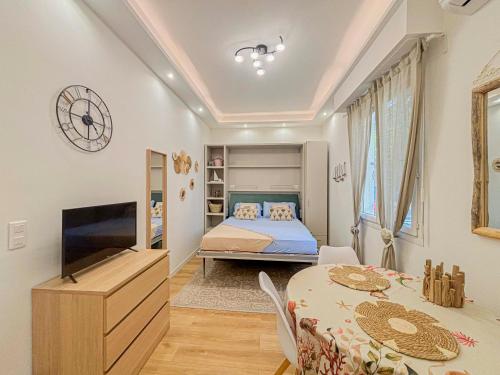 une chambre avec un lit, une table et une télévision dans l'établissement Marechal Joffre - Wifi, AC, 2 pers, à Nice