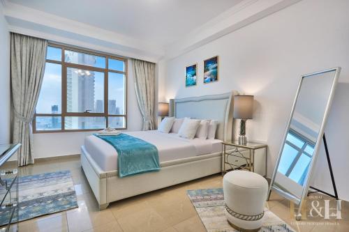 una camera da letto con un letto e una grande finestra di Dubai Marina Sea View Sunset View Dubai Eye View a Dubai