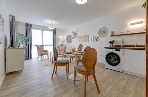 une cuisine et une salle à manger avec une table et des chaises dans l'établissement Résidence de Nogent sur Marne, à Nogent-sur-Marne