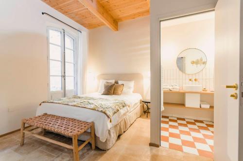 a bedroom with a bed and a table and a mirror at Le Petit Avignon - chambres & appartement à deux pas du Pont d'Avignon et du Palais des Papes in Avignon