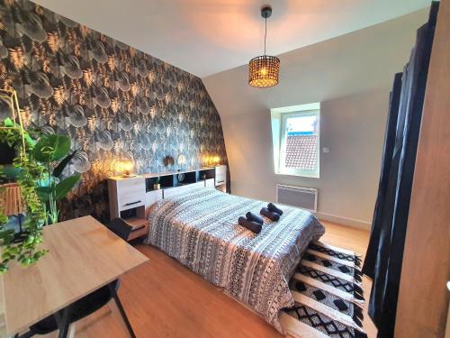 - une chambre avec un lit et un mur avec des assiettes dans l'établissement Warmy hypercenter free parking FIBRE - Douaisis Invest, à Sin-le-Noble