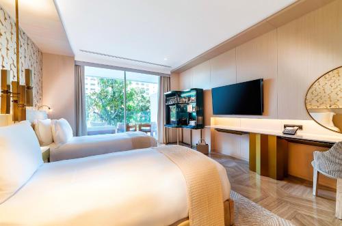 TV a/nebo společenská místnost v ubytování FIVE Palm Jumeirah Dubai