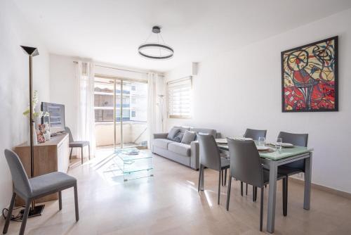 un salon avec un canapé, une table et des chaises dans l'établissement Côté Scène – Terrace & Near Croisette, à Cannes
