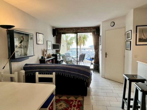 une chambre avec un lit et un salon avec une table dans l'établissement Appartement 2 pièces cabine 6 couchages ARGELES SUR MER AR660-022, à Argelès-sur-Mer