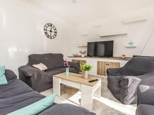 ペニスコラにあるHoliday Home Villa Miami by Interhomeのソファ2つとテレビのあるリビングルーム