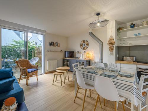 une cuisine et un salon avec une table et des chaises dans l'établissement Holiday Home Les Lutins by Interhome, à Carnac