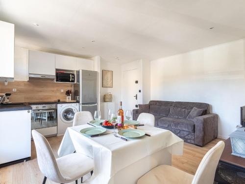 une cuisine et un salon avec une table et des chaises dans l'établissement Apartment Les Amandiers by Interhome, à La Seyne-sur-Mer