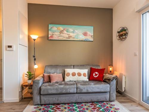 un salon avec un canapé et un tableau au mur dans l'établissement Studio Résidence de l'Hermine by Interhome, à Saint-Malo