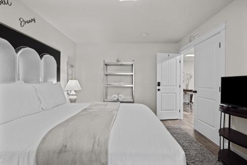 Chic & Cozy Room, Unique Design, Shared Amenities Near CofI and Lake Lowellにあるベッド