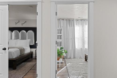 Chic & Cozy Room, Unique Design, Shared Amenities Near CofI and Lake Lowellにあるベッド
