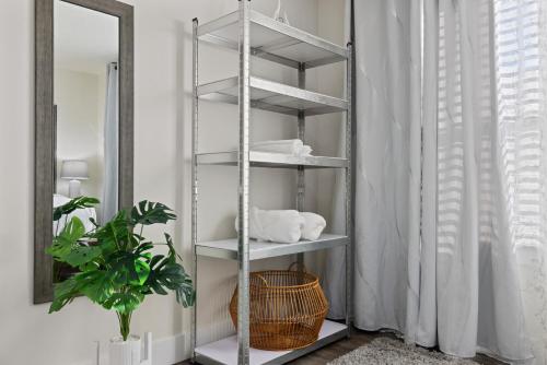 Chic & Cozy Room, Unique Design, Shared Amenities Near CofI and Lake Lowellにあるバスルーム