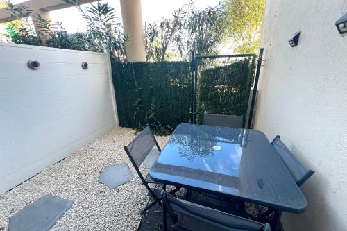 - une table de pique-nique avec un ordinateur portable dans l'établissement Golfe Juan - 4 People - Swimming Pool - Parking, au Golfe-Juan