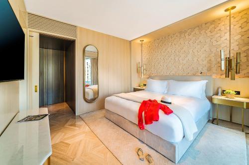 Postel nebo postele na pokoji v ubytování FIVE Palm Jumeirah Dubai
