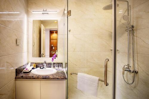 Ett badrum på Riverside Hotel Quang Binh