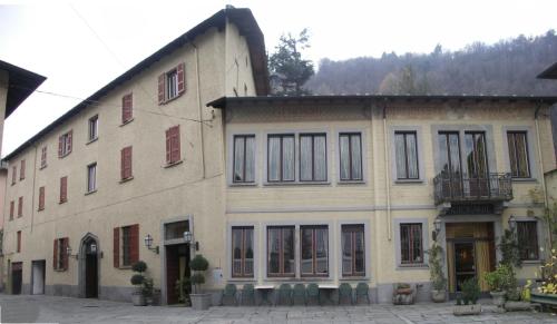 a large building with windows and a balcony at Hotel Trieste in Morbegno