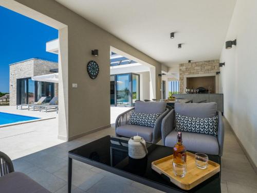 ein Wohnzimmer mit zwei Stühlen und einem Tisch in der Unterkunft Villa Bella by Interhome in Brtonigla