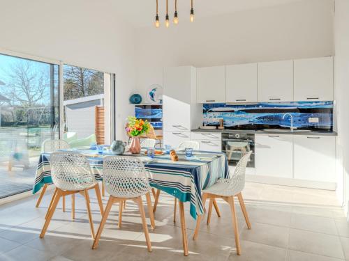 une salle à manger avec une table et des chaises dans l'établissement Holiday Home Domaine de Peyroutic by Interhome, à Aureilhan
