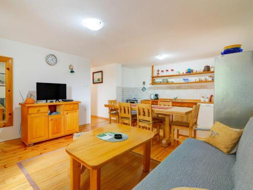 Televisyen dan/atau pusat hiburan di Holiday Home Luka by Interhome