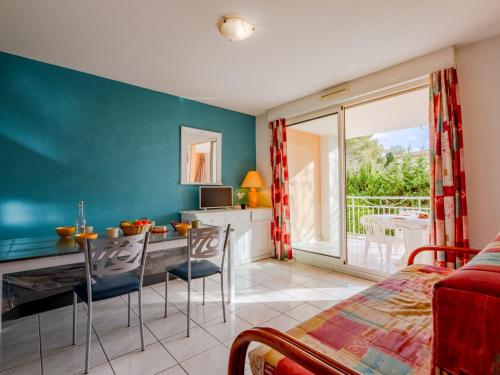 une pièce avec une table et des chaises et une chambre dans l'établissement Apartment Les Calanques du Parc-5 by Interhome, à Saint-Aygulf