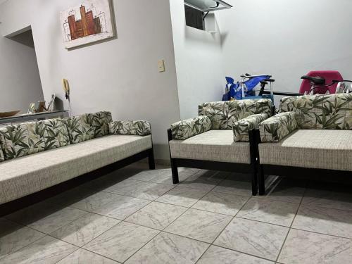 a waiting room with two couches in a room at Apartamento aconchegante na Praia do Pereque-Açu in Ubatuba