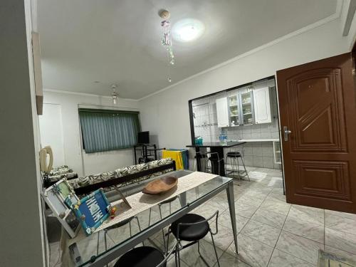 a kitchen and living room with a table and chairs at Apartamento aconchegante na Praia do Pereque-Açu in Ubatuba