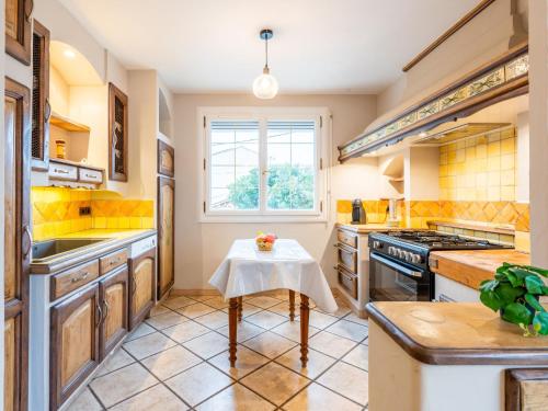 une cuisine avec une table au milieu dans l'établissement Holiday Home Maison Valandon by Interhome, à Coursan