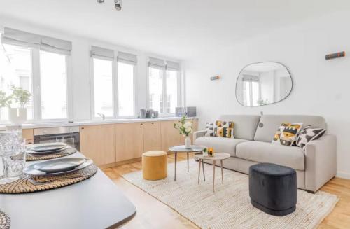 un salon avec un canapé et une table dans l'établissement Suite-appartement 4stars pour 6 à 10 min du Marais, à Paris