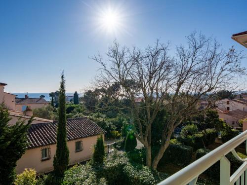 une vue d'un jardin depuis le balcon d'une maison dans l'établissement Apartment Les Calanques du Parc-7 by Interhome, à Saint-Aygulf