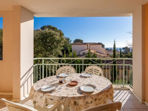 - une table sur un balcon avec une table et des chaises dans l'établissement Apartment Les Calanques du Parc-7 by Interhome, à Saint-Aygulf