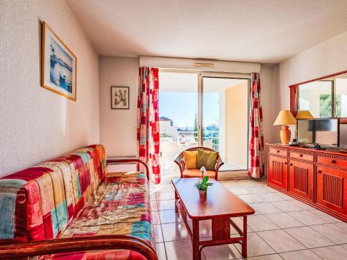 un salon avec un canapé et une table dans l'établissement Apartment Les Calanques du Parc-7 by Interhome, à Saint-Aygulf