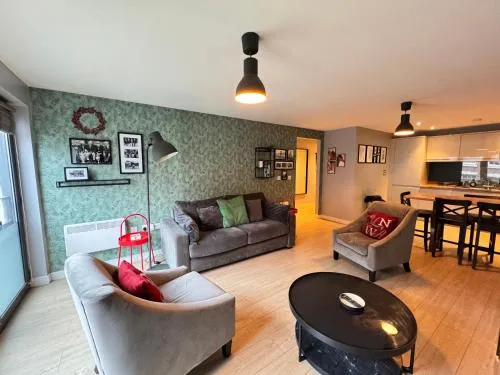 Centrally located apartment in Duke Street- free parking- two bathrooms photo 1