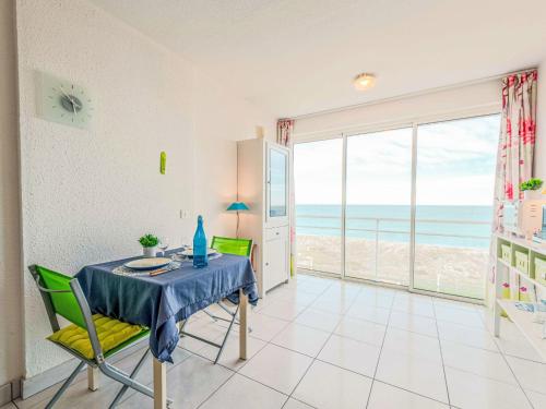 une salle à manger avec une table et des chaises et l'océan dans l'établissement Apartment Amphitrite-2 by Interhome, au Barcarès