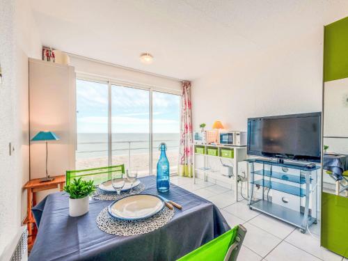 une salle à manger avec une table avec vue sur l'océan dans l'établissement Apartment Amphitrite-2 by Interhome, au Barcarès