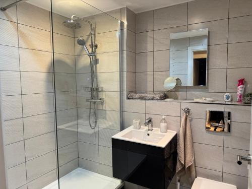 Centrally located apartment in Duke Street- free parking- two bathrooms photo 6
