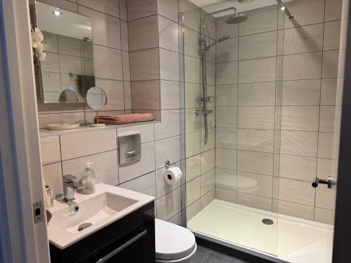 Centrally located apartment in Duke Street- free parking- two bathrooms photo 4