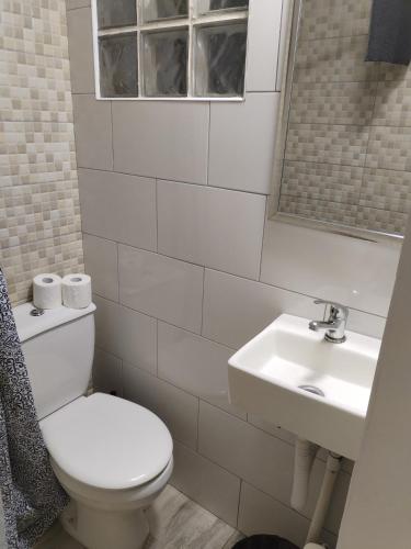 a white bathroom with a toilet and a sink at Vista Puerto Studio 1 Pers No balcon in Arguineguín