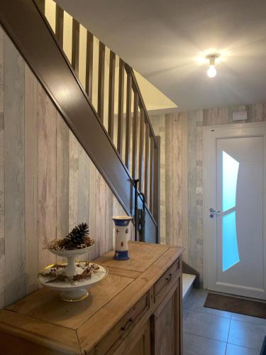 Cette chambre dispose d'un comptoir en bois et d'un escalier. dans l'établissement la Capitainerie de Petrus 06, à Saint-Étienne-au-Mont