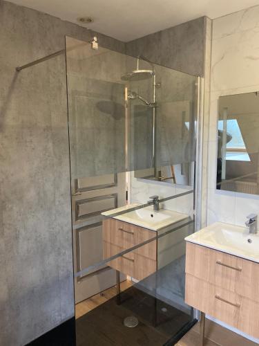 une salle de bain avec deux lavabos et une douche dans l'établissement la Capitainerie de Petrus 06, à Saint-Étienne-au-Mont
