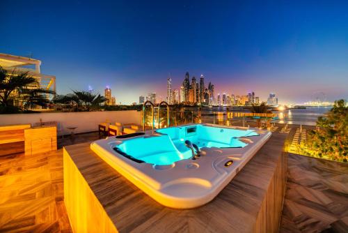 Bazén v ubytování FIVE Palm Jumeirah Dubai nebo v jeho okolí