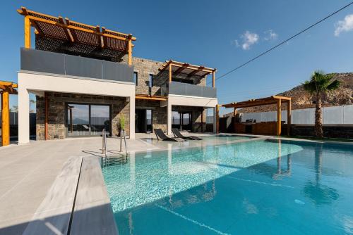 Kolam renang di atau dekat dengan Brand new Petra Luxuria Villa with private pool