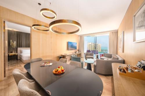 Posezení v ubytování FIVE Palm Jumeirah Dubai