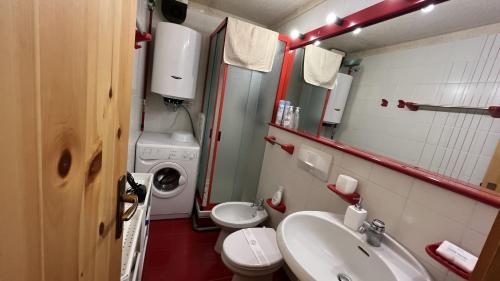 a small bathroom with a toilet and a sink at Casa a Cervinia sulle piste in Breuil-Cervinia